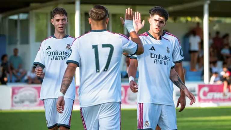 Jugadores del Real Madrid Castilla celebrando un gol
