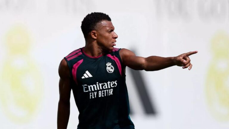 Kylian Mbappé durante un entrenamiento del Real Madrid