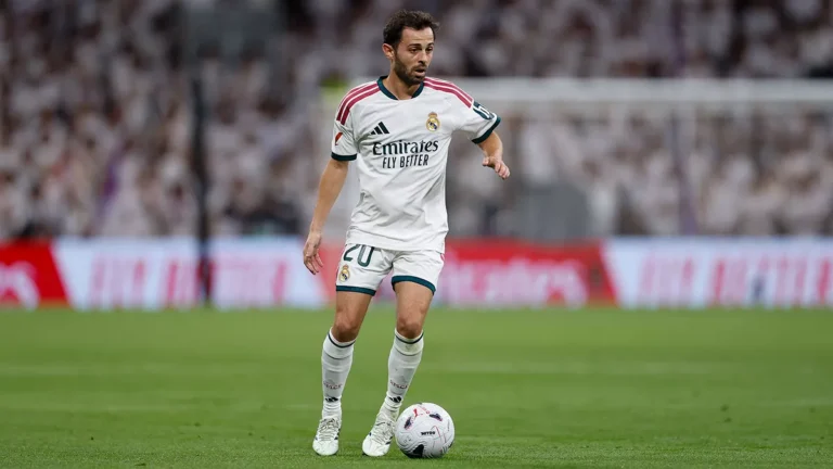 Bernardo Silva conduciendo el balón