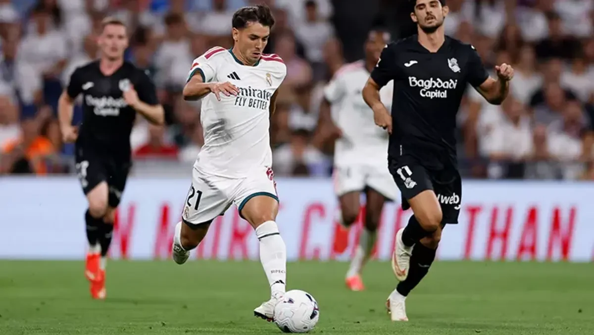Brahim Díaz conduciendo el balón en el último encuentro del Real Madrid