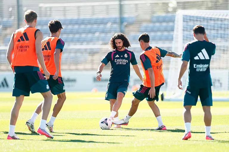 Cucurella entrenando