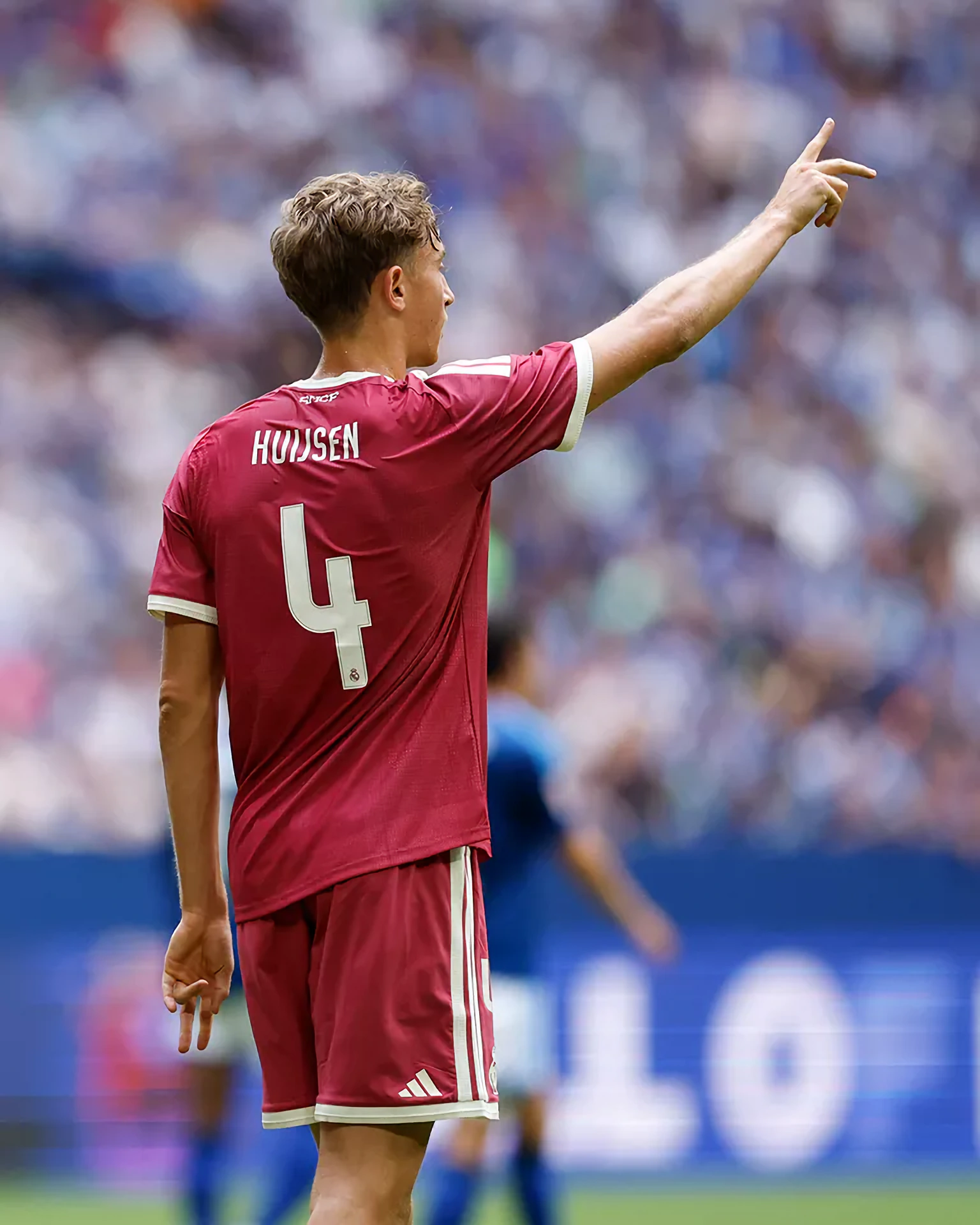 Dean Huijsen frente al Schalke 04