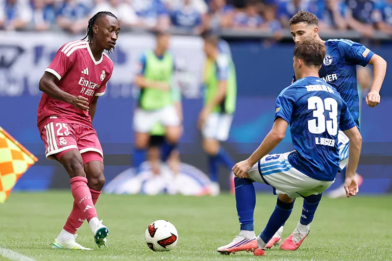 Diomandé dando un pase frente a dos rivales el día de su debut