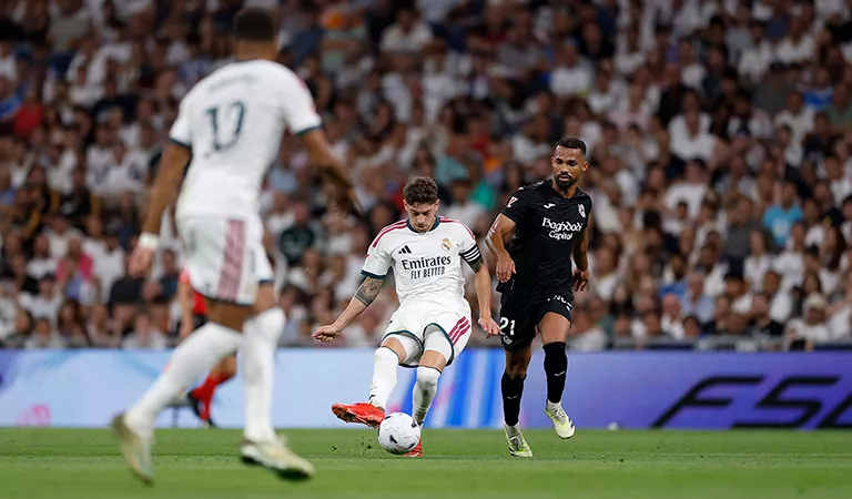 Fede Valverde dando un pase a Mbappé