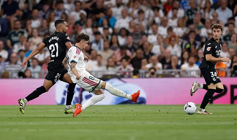 Fede Valverde dando un pase de gol a Mbappé