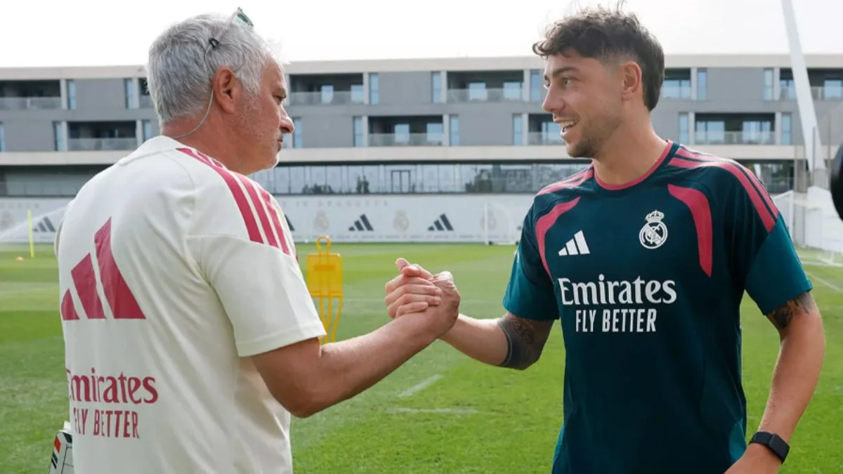 Fede Valverde, saludando a José Mourinho en Valdebebas
