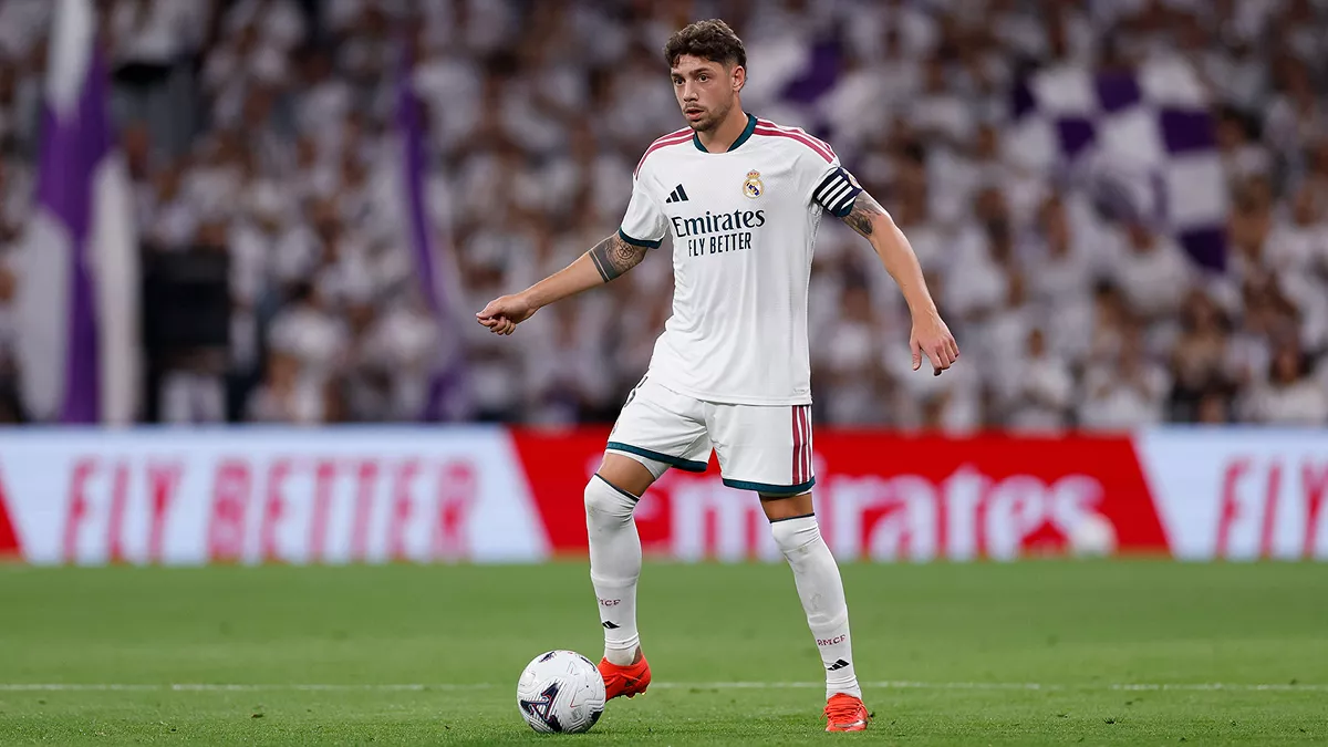 Fede Valverde con el balón