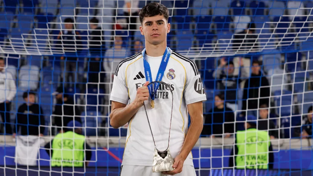 Jacobo Ortega, posando con el trofeo de la Youth League