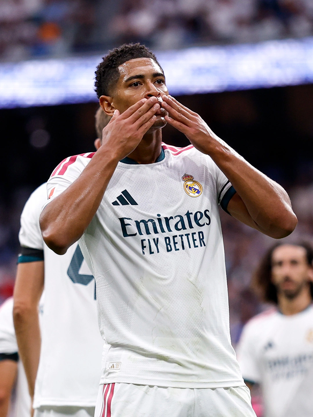 Jude Bellingham saludando a los aficionados del Real Madrid tras su gol