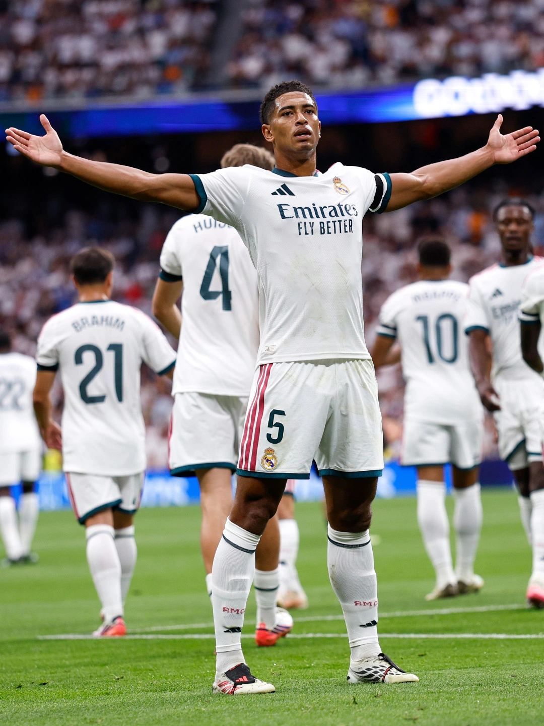 Jude Bellingham haciendo su icónica celebración en el primer gol del Real Madrid