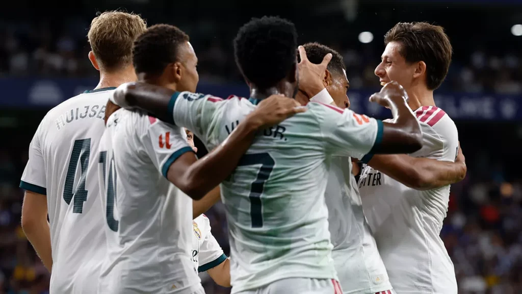 Futbolistas del Real Madrid celebrando un gol