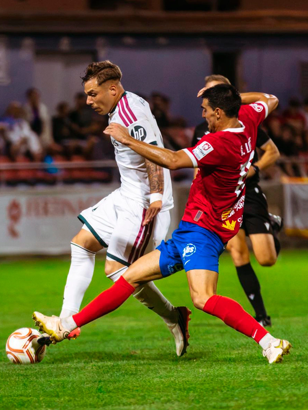 Álvaro Leiva conduciendo el balón