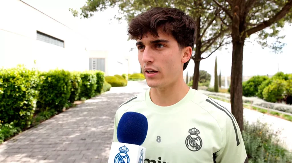 Manuel Ángel dando una entrevista