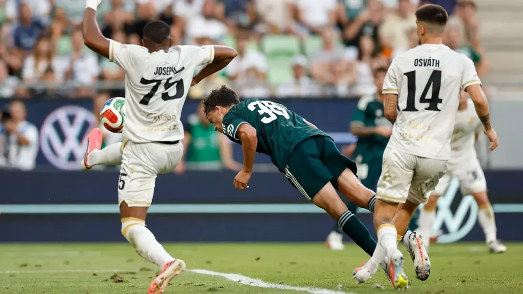 Cabezazo de Mario Rivas