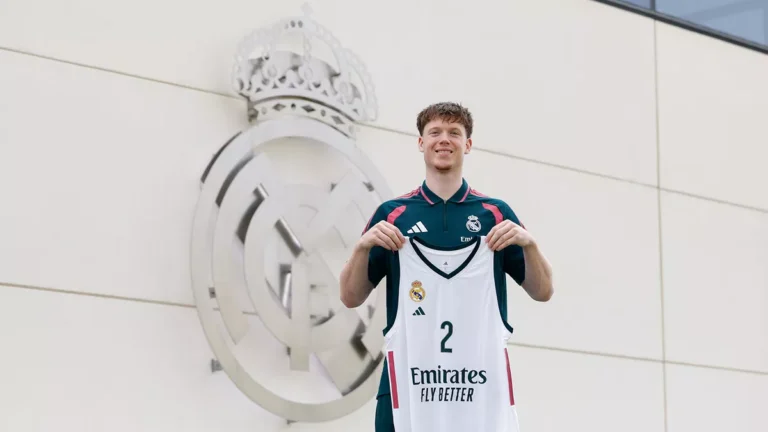 Max Shulga, posando con la camiseta del Real Madrid