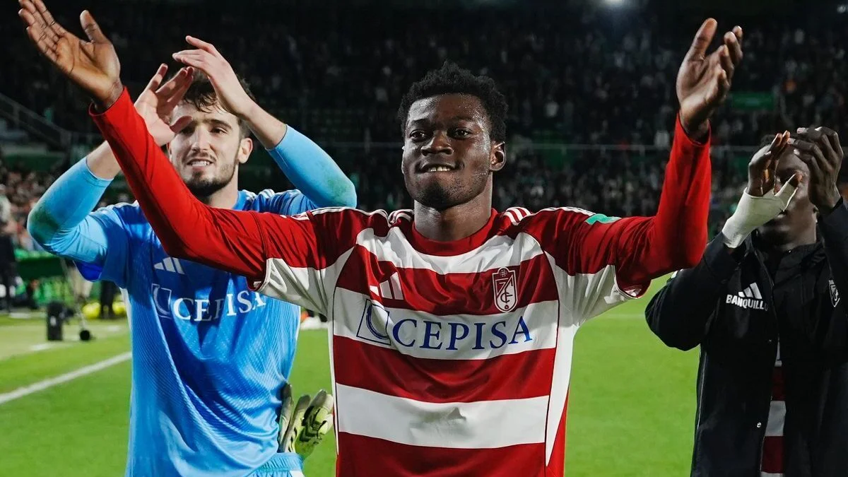 Oscar Naasei, celebrando una victoria con el Granada CF
