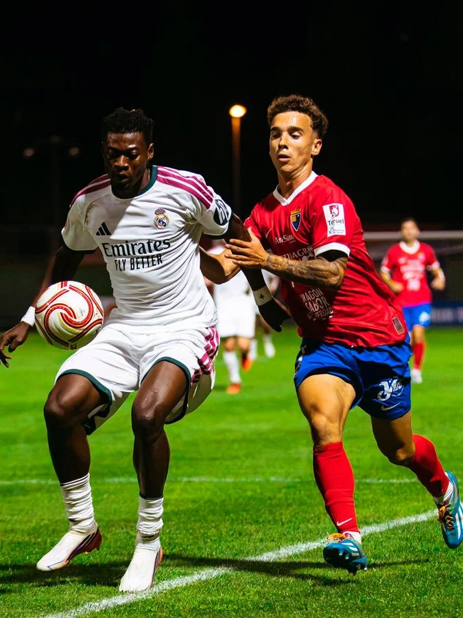 Oscar Naasei, nuevo fichaje del Real Madrid, cubriendo el balón