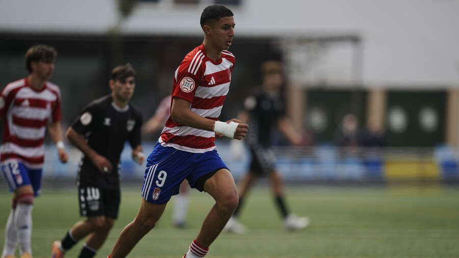 El Real Madrid Castilla se pone patas arriba: Manuel Ángel abre la vereda y llega una perla del Granada