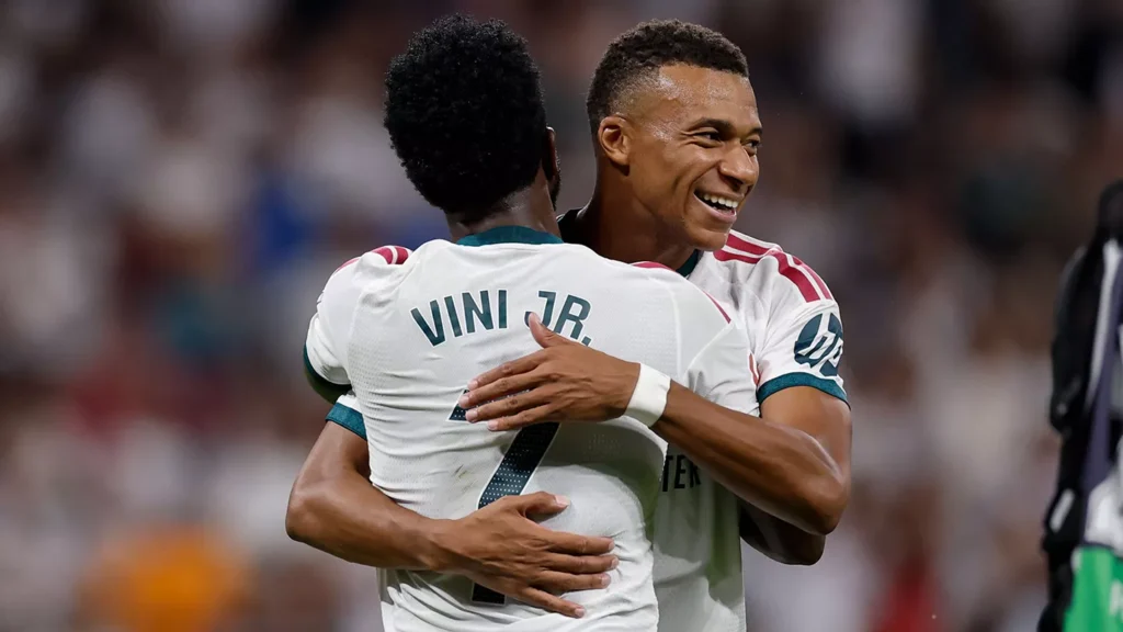 Vinicius y Mbappé celebran un gol con el Real Madrid en el Santiago Bernabéu ante la Real Sociedad.