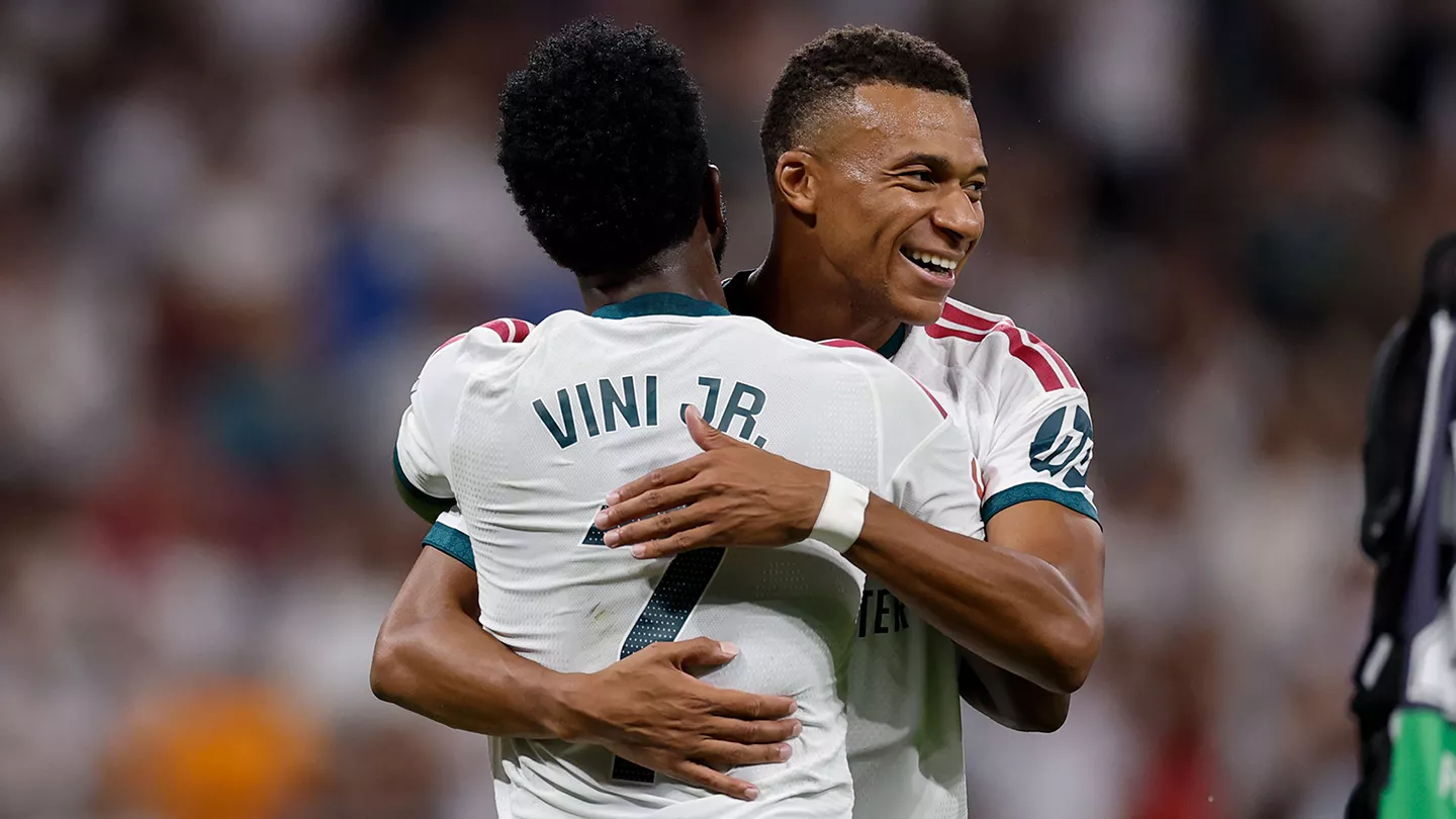 Vinicius y Mbappé celebran un gol con el Real Madrid en el Santiago Bernabéu ante la Real Sociedad.