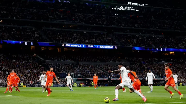 Vinicius conduce el balón en un Real Madrid - Real Sociedad