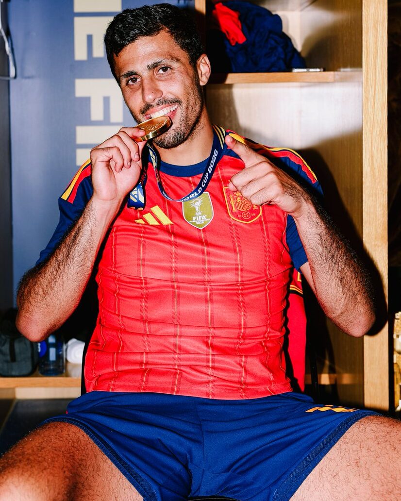 Rodri con la medalla de campeón del mundo conseguida con España