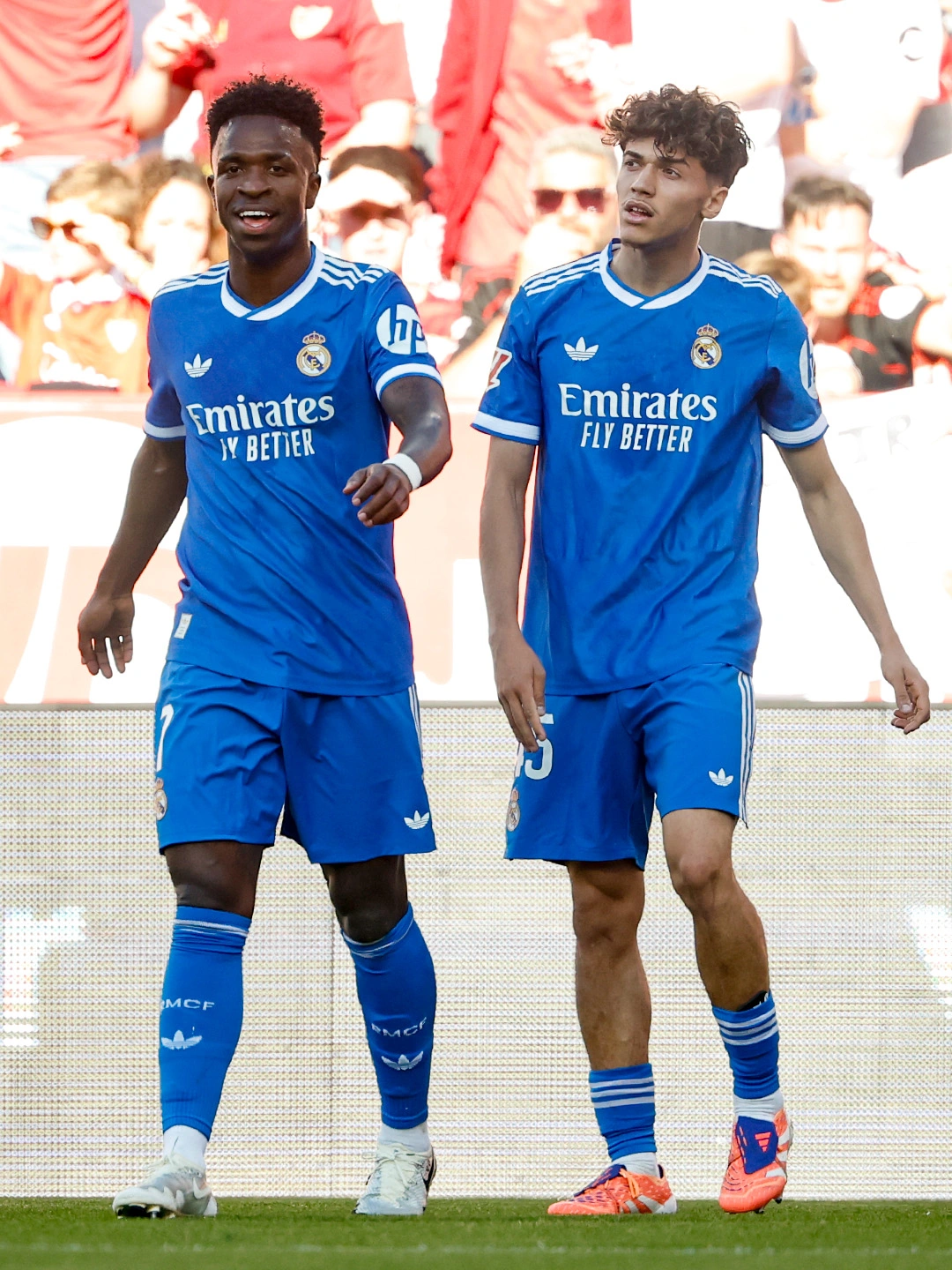 Vinicius y Thiago Pitarch con la elástica madridista.
