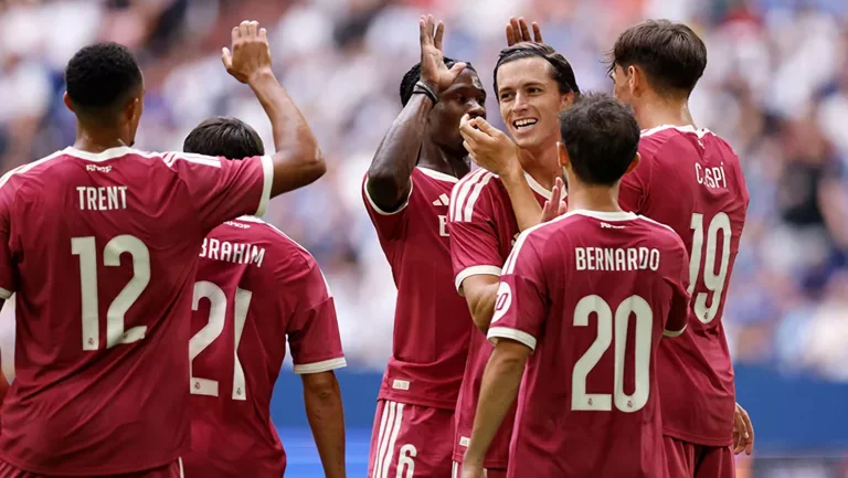 Trent y Carreras celebrando un gol en pretemporada