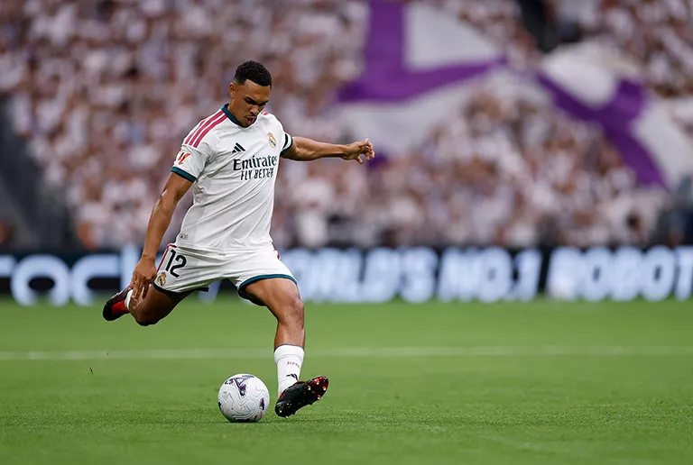 Trent centrando el balón