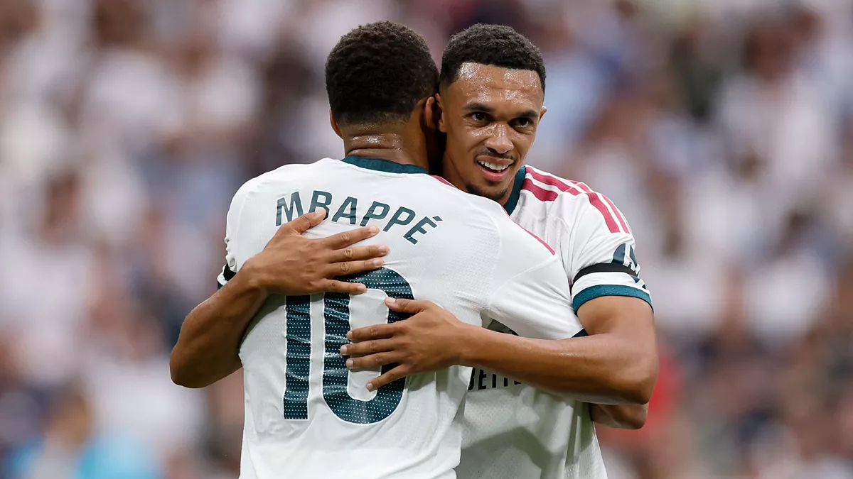 Trent celebrando un gol con Mbappé