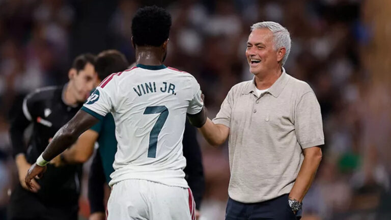 Vinicius saludando a Mourinho