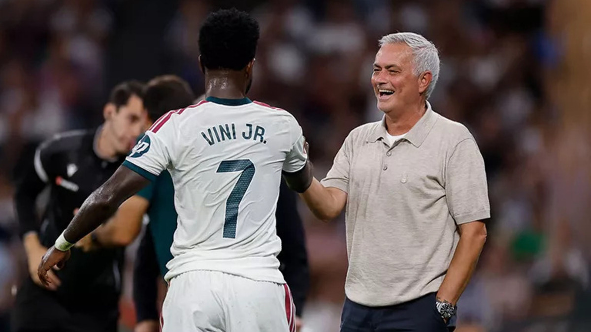 Vinicius saludando a Mourinho