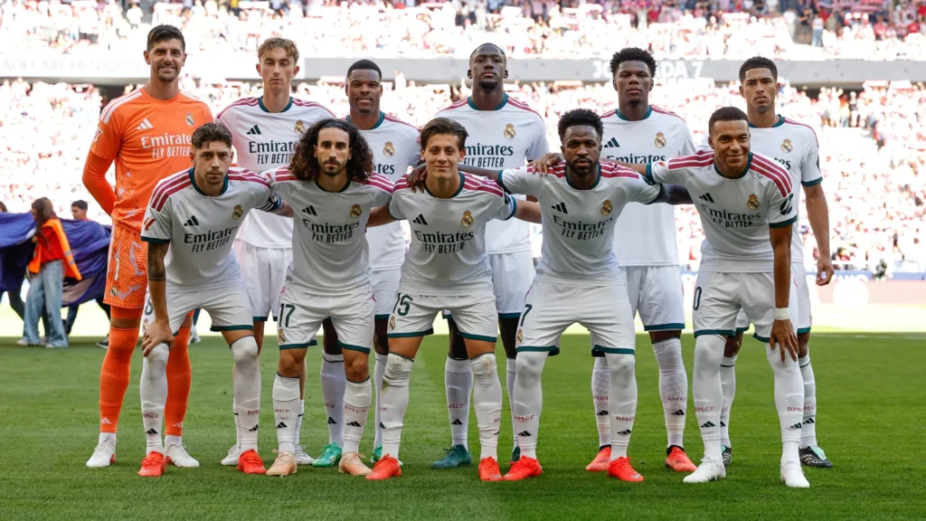 Los titulares del Real Madrid, posando en el Metropolitano