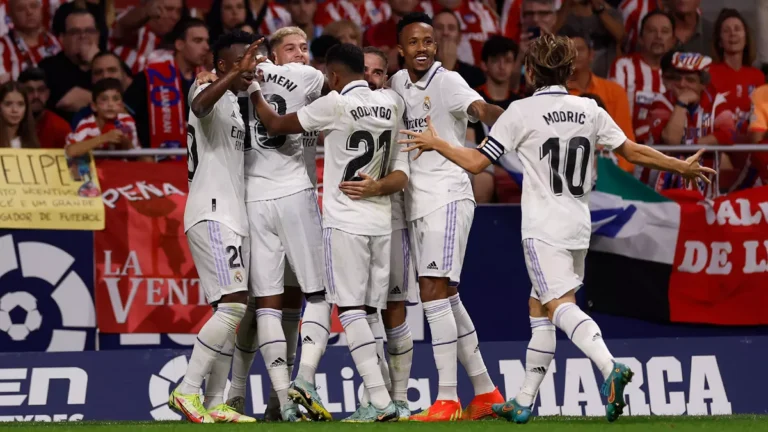 El Real Madrid celebrando su victoria en el Metropolitano en la temporada 2022-23