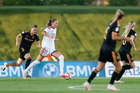 Bella Andersson conduce el balón