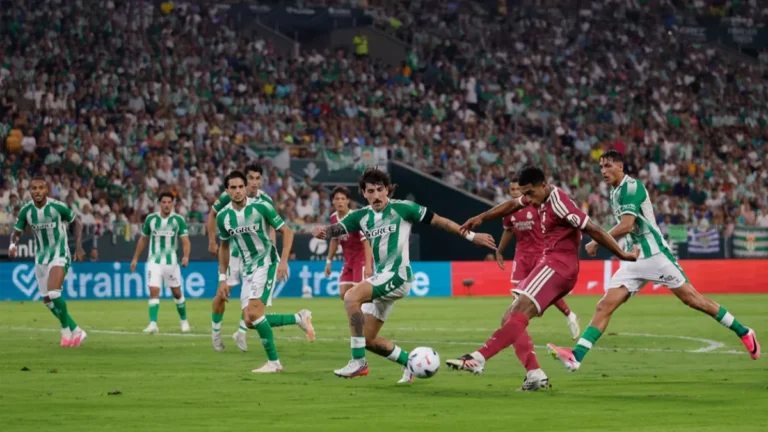 Jude Bellingham realizando un remate durante un Real Betis - Real Madrid