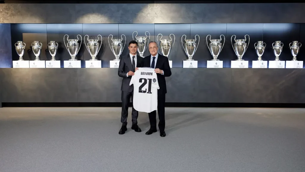 Brahim Díaz, posando con Florentino Pérez y la camiseta del Real Madrid
