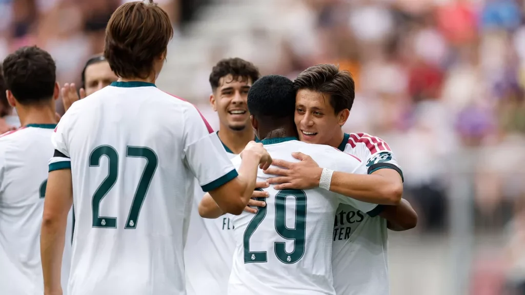Arda Güler abraza a Endrick celebrando un gol del Real Madrid