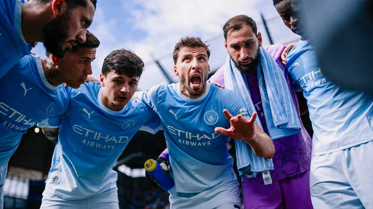 Rúben Dias dando una arenga a sus compañeros del Manchester City