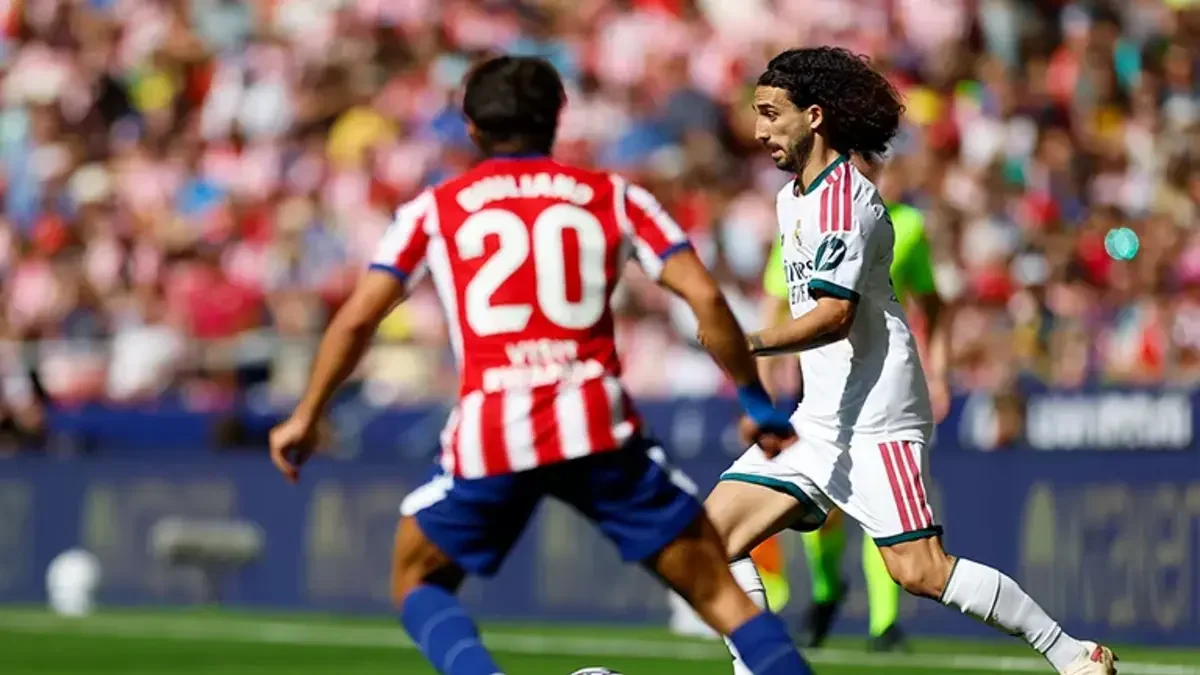 Marc Cucurella con la camiseta del Real Madrid en el derbi