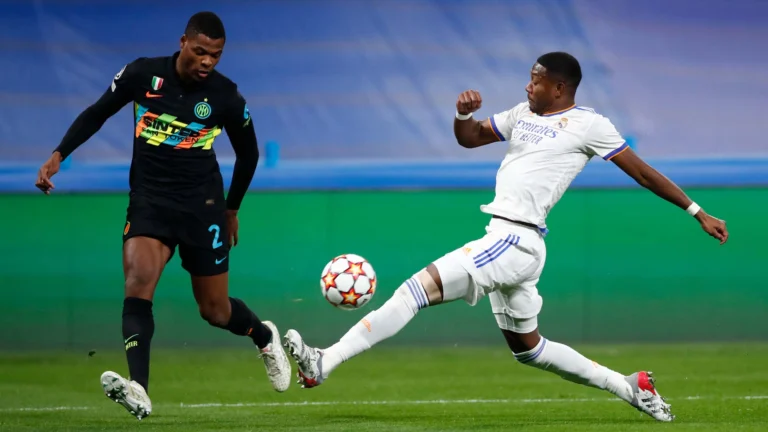 Dumfries y Alaba en el último enfrentamiento entre el Real Madrid y el Inter de Milán