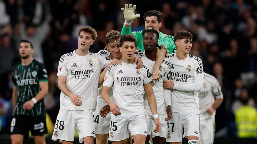 Los jugadores del Real Madrid celebran un gol contra el Elche