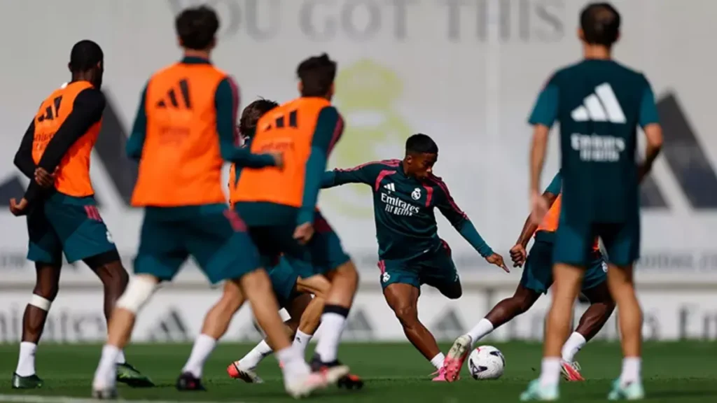 Los jugadores del Real Madrid entrenando