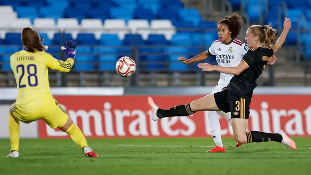 Felicia Schröder disparando a portería frente al Ajax