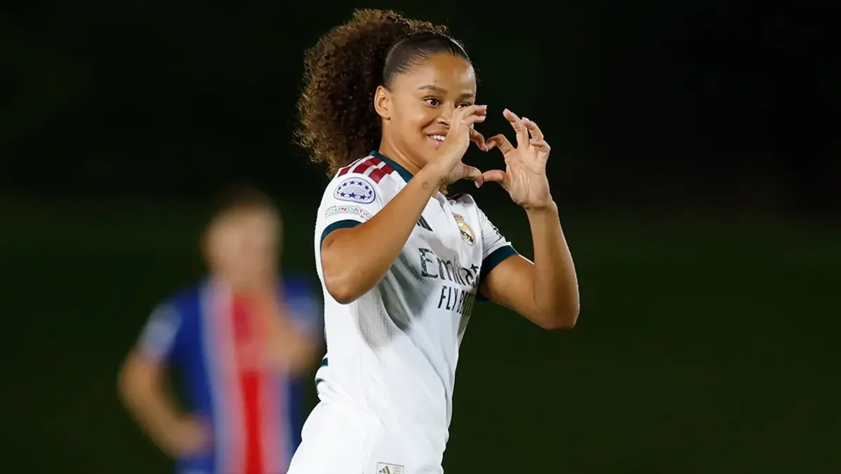 Felicia Schröder celebrando con la camiseta del Real Madrid