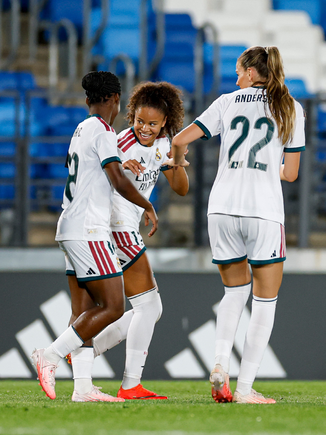 Felicia Schröder celebrando su gol frente al Ajax
