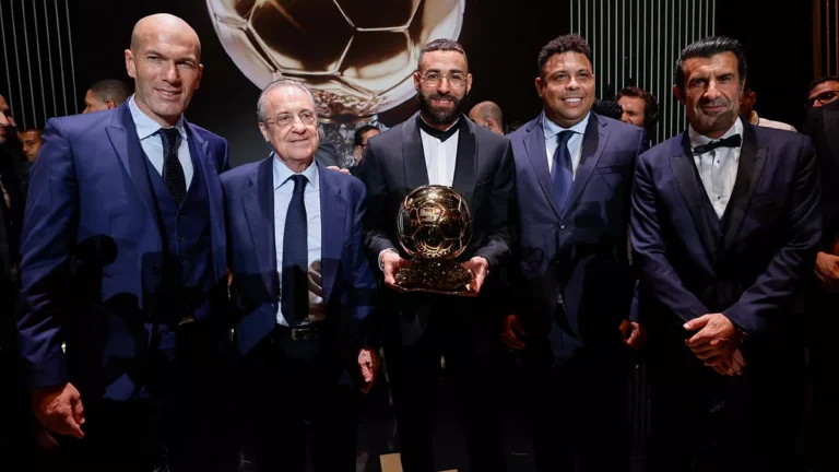 Karim Benzema posando con su Balón de Oro