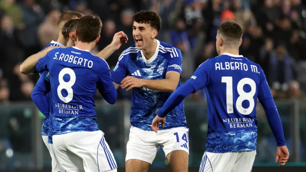 Jacobo Ramón, celebrando un gol con sus compañeros del Como 1907