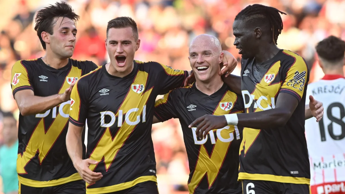 Jorge de Frutos celebrando un gol con sus compañeros del Rayo Vallecano