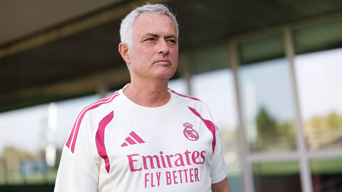 José Mourinho en la Ciudad Deportiva de Valdebebas con el uniforme del Real Madrid